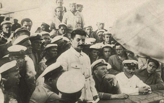 Сталин и Ворошилов на крейсере "Червона Украина" (1929 г), военно-историческая литература на internetwars.ru